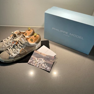 Phillipe model skor - Säljer dessa riktigt feta phillipe model skor som är i riktigt bra skick, låda, dustbag, modelkort och taggar ingår🌟 Storleken är 42 men passar mer som 43!! Hör av er vid minsta fundering🤩