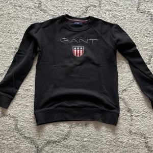 Gant tröja - Säljer nu den populära gant tröjan i strl 158/164. Tröjan är välanvänd men den har inga fläckar eller defekter. Vid fler frågor eller bilder hör av dig!