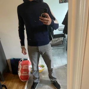 Gant hoddie - Ett plagg som hängt i garderoben senaste åren, varsamt använd och inga defekter. Tveka inte att höra av dig vid eventuella frågor!