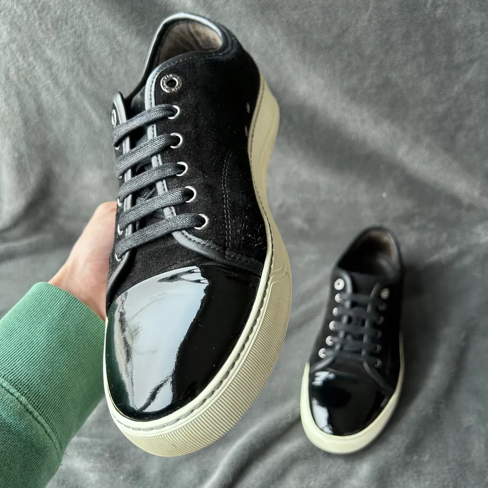 Lanvin skor i nyskick🌟 inga stora defekter och lacken är extra bra skick🙌 | originalstorlek: uk8/42 men lanvins passar större, passar 43 | ingår: endast skorna | möts upp i Täby . Skor.