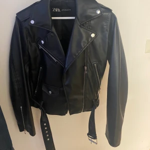 Skinnjacka zara - Skinnjacka från zara som är använd fåtal gånger, hör av er vid frågor🥰