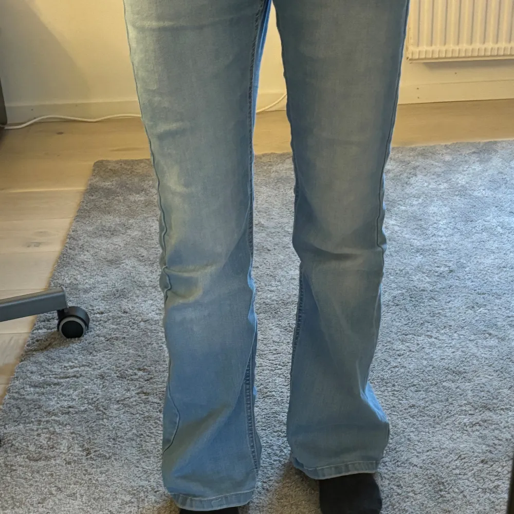 Blåa jeans storlek 158 men passar xs/s för dem är stretchiga i tyget och dem har justerbar midja. Hög eller mellan höga i midjan men går att ha låga. Bra sick det ända är att en tråd har gått av där bak på fickan. Lite förstora för mig så säljer🤍. Jeans & Byxor.