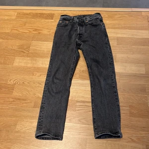 Grå Levisjeans modell 501 - Modell 501. Storlek w23 l26 I mycket gott skick. 