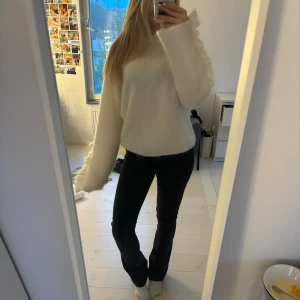 Ltb jeans!! - Så snygga svarta bootcut jeans från ltb! Köptes förra vintern men används ej så mycket då de är lite stora! Storlek w28/L36, men skulle uppskatta som en 36/38! Även ganska långa på mig som är ca 170 cm🩷🩷skosnöret kan man ta ut om man önskar det! 