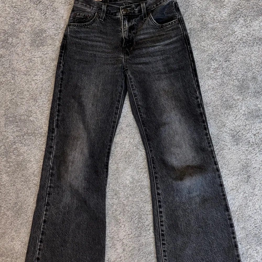 Svart/gråa bootcut mid Waist Levi’s jeans. Stora i storleken och inga fel på dem. Inte kommit till användning . Jeans & Byxor.