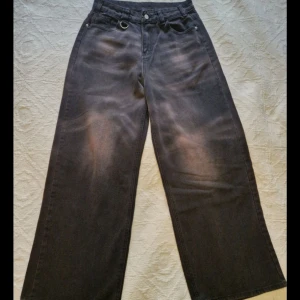 Baggy jeans  - I nyskick, endast testade  Midja 37cm Ytterbenslängd 104cm Innerbenslängd 73cm Benöppning 30cm 