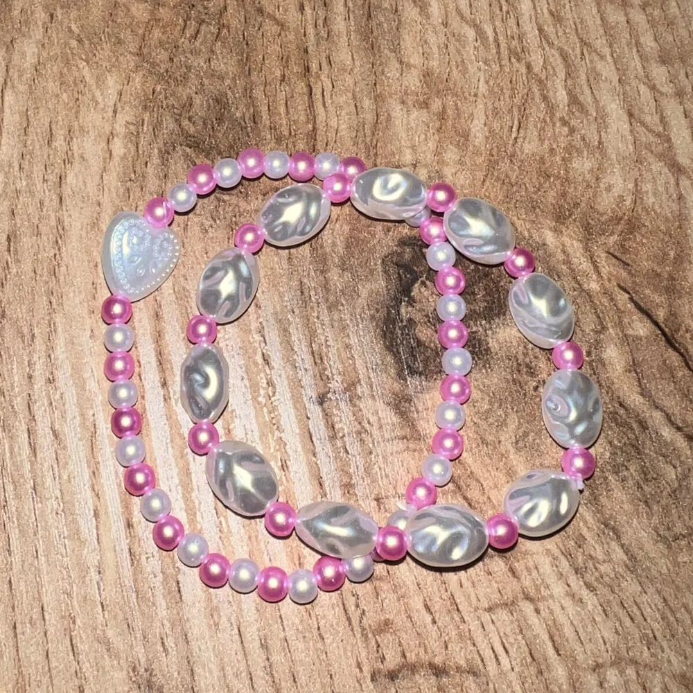 Armband med rosa och vita pärlor. Accessoarer.