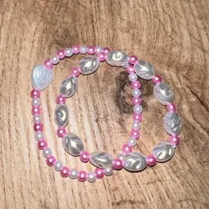 Armband med rosa och vita pärlor