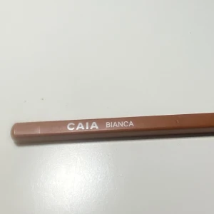 CAIA läppena BIANCA  - CAIA läppenna i färgen BIANCA. Har ej haft den länge var för brun för min smak. Men den har en fantastisk krämig formula, ÄLSKAR. Köpt för 145 kr men säljer för 90, kan postas för 18 kr med ospårbart frakt om det beviljas! 🫶🏼Annars köp genom Plick 🩷 