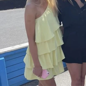 Zara kläning volang  - Söker dena kan betala mellan 0-650 kr❤️