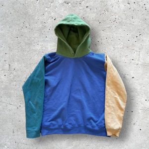 Färgglad hoodie - Det står två olika storlekar i hoodien. S och M. Men den är ganska liten, skulle säga storlek XS. I fint skick, saknar snören. Mått: längd 54 cm, axlar 44 cm, bröstkorg 51 cm, hemm 47 cm och ärm från armhåla är 48 cm!