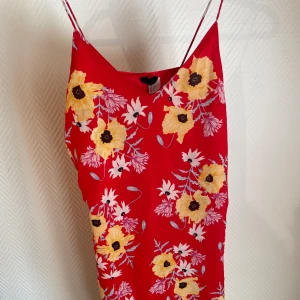 Söt Sommarklänning - Söt sommarklänning i storlek S. Spagettistraps och åtsittande när den är på. Slutar vid låren. Skriv gärna för fler bilder!