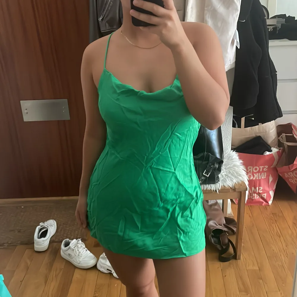 Grön klänning i satin, köpt på Zara, storlek S . Klänningar.