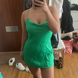 Grön klänning i satin, köpt på Zara, storlek S 