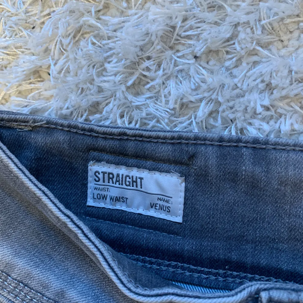Nya jeans köpa på zalando, modell ”Venus”, nypris 999kr ❤️‍🔥❤️‍🔥. Jeans & Byxor.