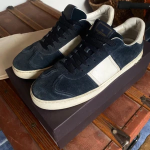 Valentino flycrew - Gör en intressekoll vilka som är intresserade av dessa.  Just nu är det flera som budar och det högsta budet är 4300(INGA BYTEN)