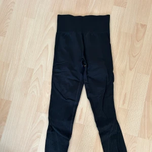 Träningstights H&M - Svarta ribbade träningstights från H&M❤️🌸 