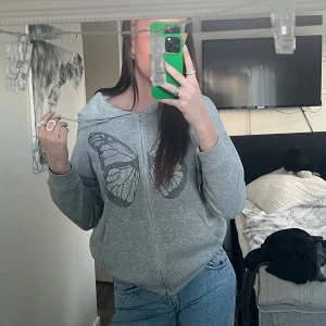 Hoodie - Zip Hoodie med diamant fjäril