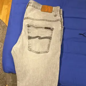 Säljer mina gråa nudie jeans som är sparsamt använda de är storlek 32/34 och passformen är slim. Priset går att diskuteras vid snabb affär. Hör av dig om du har några frågor!