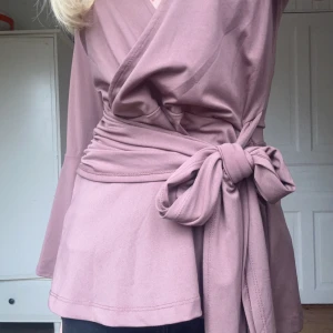 Volang tröja - Jätte fin volang tröja som man kan knyta på massa olika sätt! Nästan helt ny. Jätte fin i armarna pris kan diskuteras’