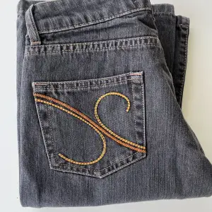 Low waist jeans med snygga fickor som tyvärr är alldeles för små för mig, innerbenslängd 82 skulle tro att byxorna är xxs-xs