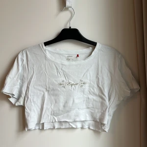 Croppad esprit t-shirt - Avklippt, har fläckar och saknar en gemstone så säljer billigt