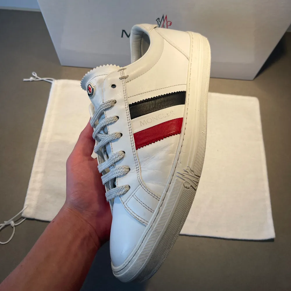 Hej! Säljer nu dessa super snygga vita moncler ”Monaco” skorna. Okej skick anvädna en del. Storlek 44,5 och sitter (TTS) True to size. Tillkommer Box, skopåse & kvitto vid köp. Kan frakta eller mötas upp i Kungälv. PM 📩Fler frågor/bilder :). Skor.