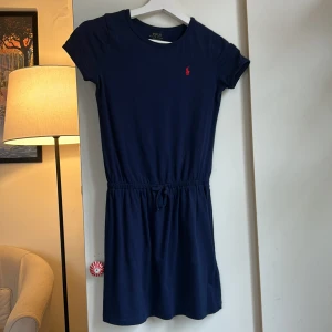 Ralph lauren klänning  - Ralph lauren klänning köpt på nk💕 använd fåtal gånger skriv för fler bilder!
