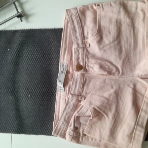 Ljusrosa jeansshorts  - Ljusrosa jeansshorts, för små på mig. Använda men inget slitage eller liknande.