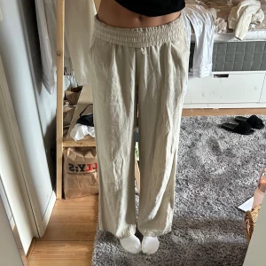 Linnebyxor - Säljer jättefina linnebyxor från Lindex💕säljer då de inte kommer till användning samt är lite för små💕jag är 1.63💕skriv om ni har några funderingar eller vi ha fler bilder💕