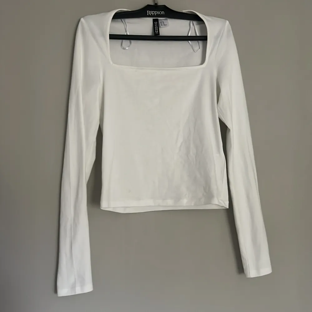 Säljer denna vita tröja med en rak urringning. Tröjor & Koftor.