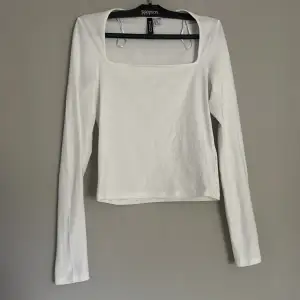 Säljer denna vita tröja med en rak urringning