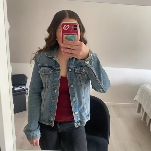 Jeans jacka  - Säljer denna jeans jackan ifrån Calvin Klein. Andvänd fåtal gånger och inga skador. 