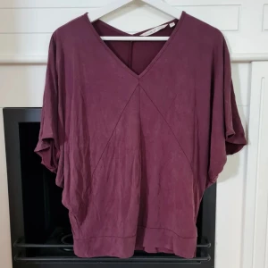 Topp vida ärmar House of Lola strl XS - Strl XS Lila topp (se bild 2 för rätt färg) från House of Lola. Vida ärmar. Använd och tvättad en gång. Liten diffus fläck. Otroligt mjuk och skön kvalitet!