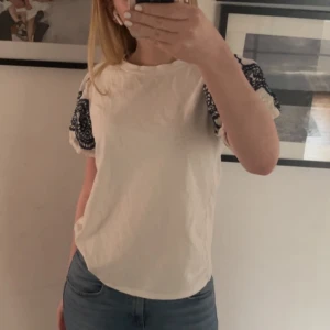 Tshirt - Tshirt med mönstrade puffärmar. Köpt i Spanien och är hur fin som helst nu till sommaren. Tjockt och bra material