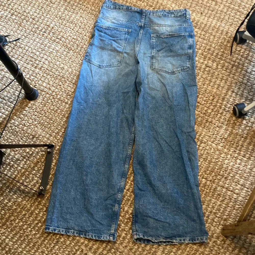 Säljer nu ett par collusion jeans med väldigt stor passform, köpta för ungefär ett halvår sen och har ungefär 8/10 kvalitet😎. Jeans & Byxor.