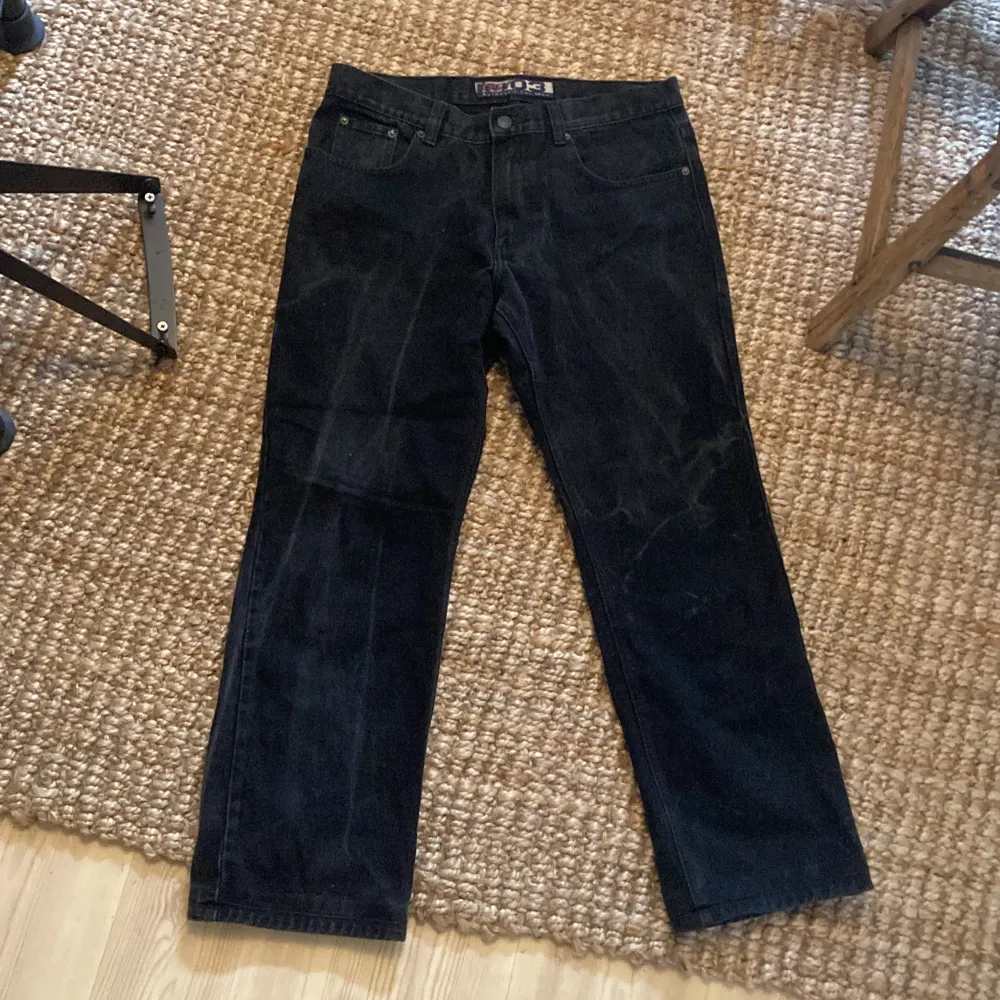 Ett par svarta jeans köpta här på Plick, vet ej storleken men var lite för små för mig som är 181 cm lång😛. Jeans & Byxor.