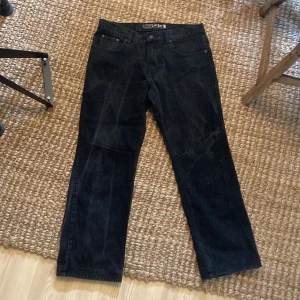 Svarta jeans  - Ett par svarta jeans köpta här på Plick, vet ej storleken men var lite för små för mig som är 181 cm lång😛