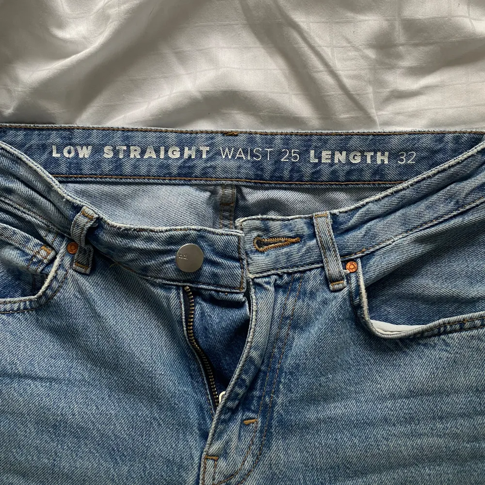 Lowrise jeans som är raka i benen, sitter jättefint men måste tyvärr sälja då de börjar blir försmå. Skriv för mått och köp gärna bundels💕 Pris är oftast förhandlingsbart vid snabb affär. Jeans & Byxor.