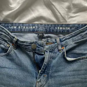 Lowrise jeans som är raka i benen, sitter jättefint men måste tyvärr sälja då de börjar blir försmå. Skriv för mått och köp gärna bundels💕 Pris är oftast förhandlingsbart vid snabb affär