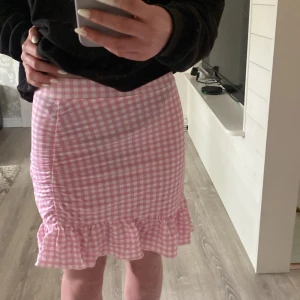 Kjol - Aldrig använd kjol, prislapp finns kvar. Lite genomskinlig, men perfekt till sommaren💞Det är en storlek M men skulle mer säga att det är som en S