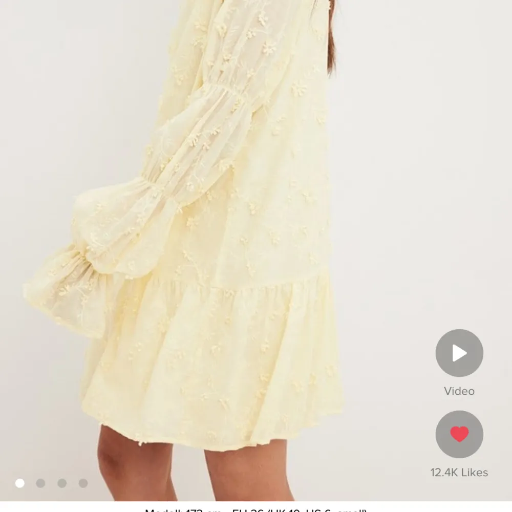 Jag söker denna superfina klänning från NA-KD. Storlek 34 eller 36 💛 pris kan diskuteras! . Klänningar.