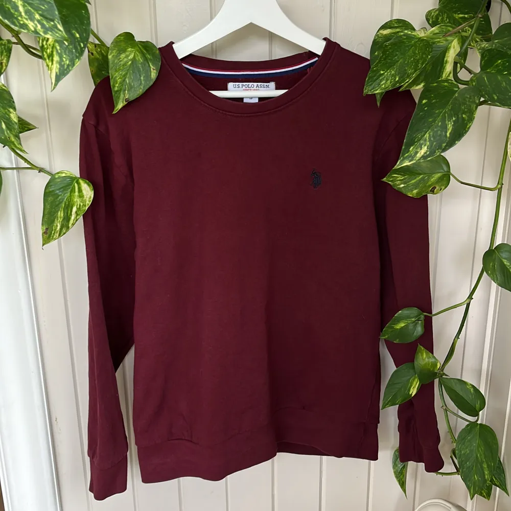En vinröd tröja från Us Polo köpt för 450 kr. Tröjan är i storlek s. Skriv vid funderingar! . Tröjor & Koftor.