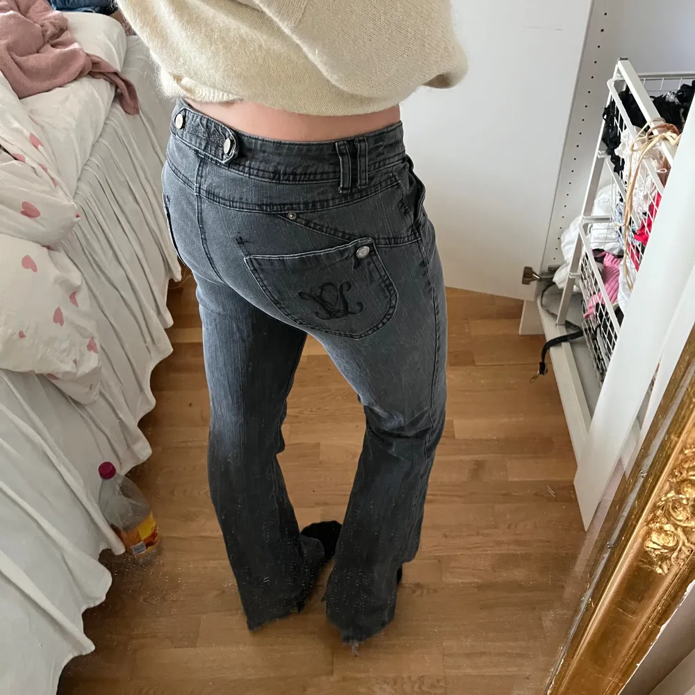 Så fina långa jeans, jag är 178 men har tyvärr inga mått. Jeans & Byxor.
