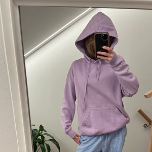 Lila hoodie  - Lila hoodie, stor i Storleken 