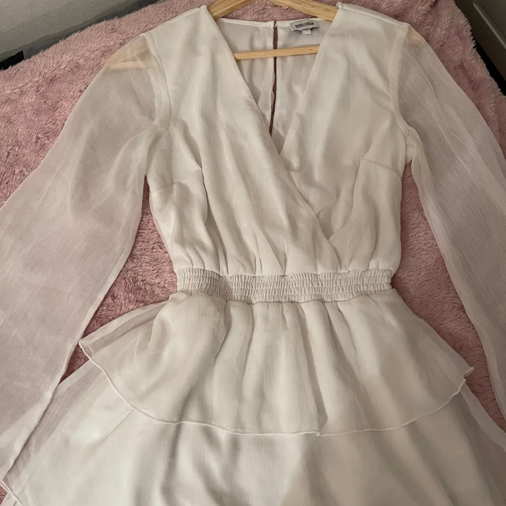 White mini dress, perfekt for occasions. Klänningar.