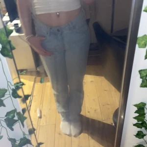 Ljus blåa lågmidjade jeans - Low waist straight ”Lenght” 32 Ljus blåa lågmidjade jeans Dom är lite förstora för mig därför jag säljer dom Skicka en DM för mer bilder💗