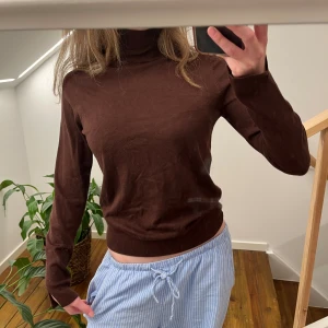 Zara tröja turtleneck - Hög hals tröja från zara. Ärmarna har ett kort slitt längst ned som är välldigt fint!