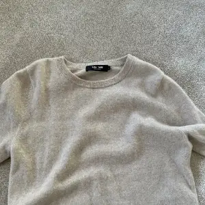 Stickad tröja från Lisa yang. Den är i 100% kashmir. Kan sälja billigare vid snabb affär ❤️