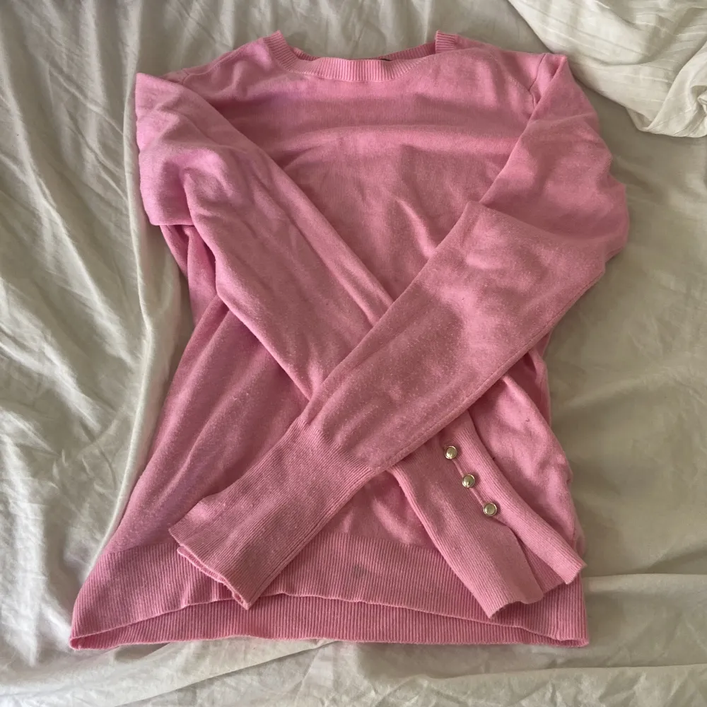 jätte gullig rosa stickad tröja i super fint skick, märket är zara knit och det står storlek m men sitter super på mig som brukar ha xs/s. Stickat.